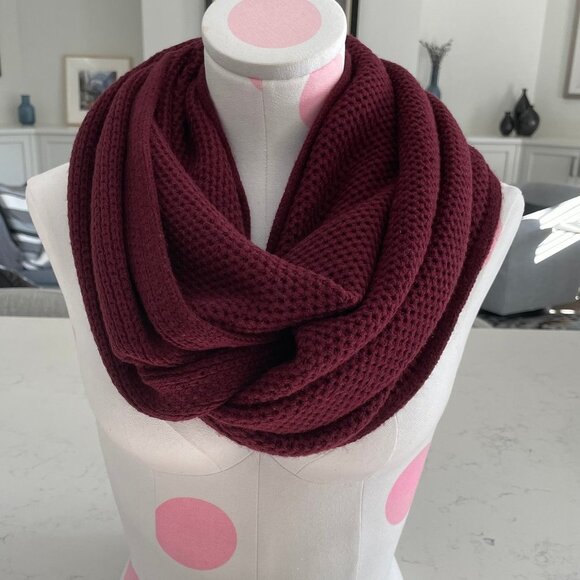 Open Weave Cozy Outdoor Knit Infinity Scarf Burgundy Sz OS - no tags - Picture 7 of 7
